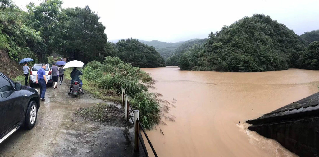 抗洪救灾  公路人在行动