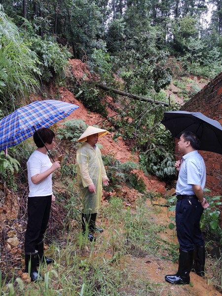 攸县林业局深入办点村指挥调度防汛抗灾工作