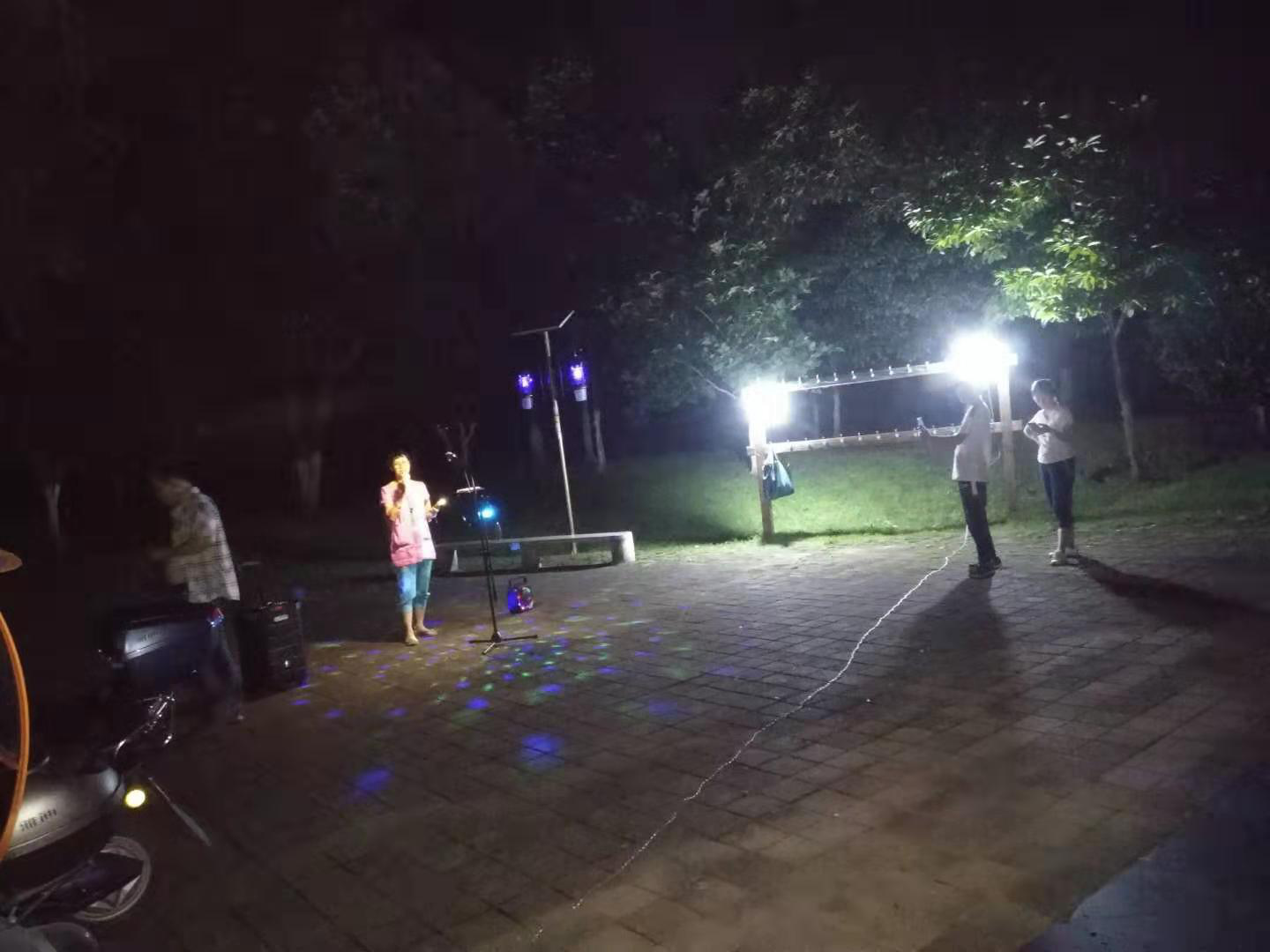 天鹅湖风雨亭增加接电电源