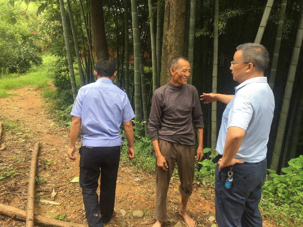 心系群众 责任在肩 ---交通事务中心积极排查结对帮扶村洪灾隐患