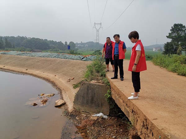 攸县林业局走访慰问小集受灾群众,指导灾后重建