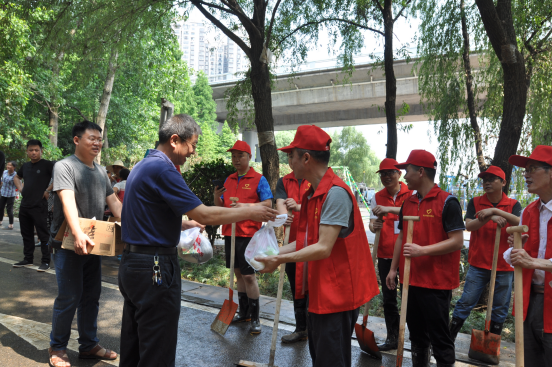 市国资委系统抗洪救灾志愿服务工作队参与湘江风光带灾后清淤重建工作