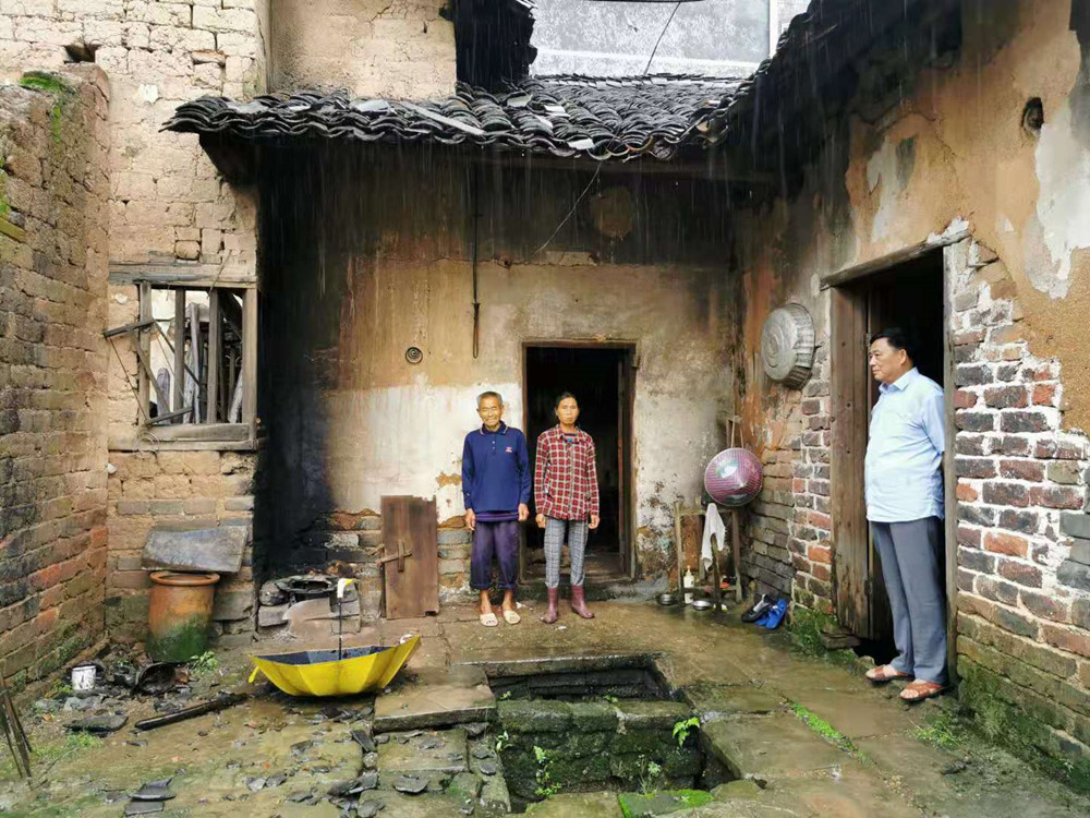群众安全重于泰山，连夜转移危房群众