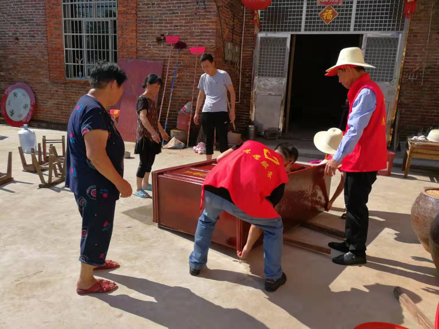 灾后重建，市场监管"红马甲"再次行动