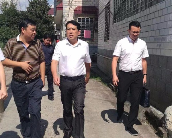 康月林走访慰问退役军人