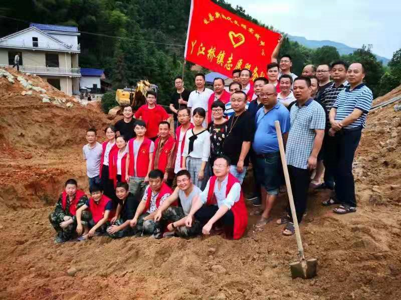 夜战牛岳冲 打响灾后重建志愿服务第一枪