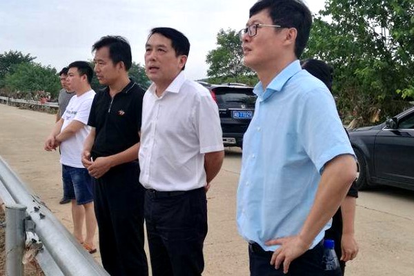 康月林看望慰问受灾群众　指导重灾区抗灾和重建工作