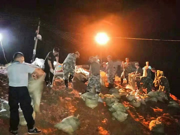 黄丰桥国有林场森林消防队持续奋战在抗洪一线