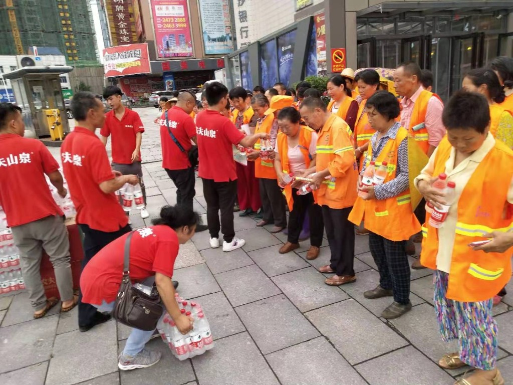 关爱环卫工人，老中医上门义诊