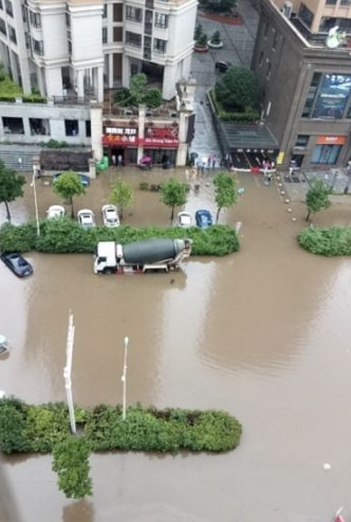 强降雨致天元区多处路段被淹 积水最深达40厘米