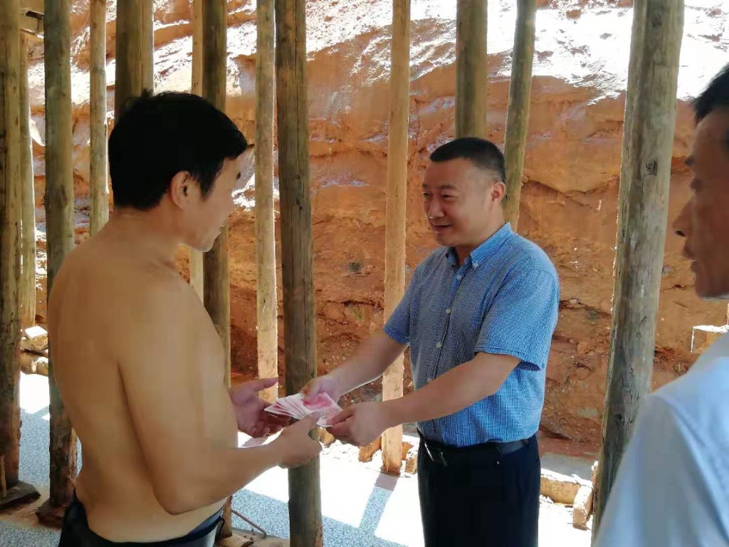 县畜牧事务中心指导贫困户灾后重建
