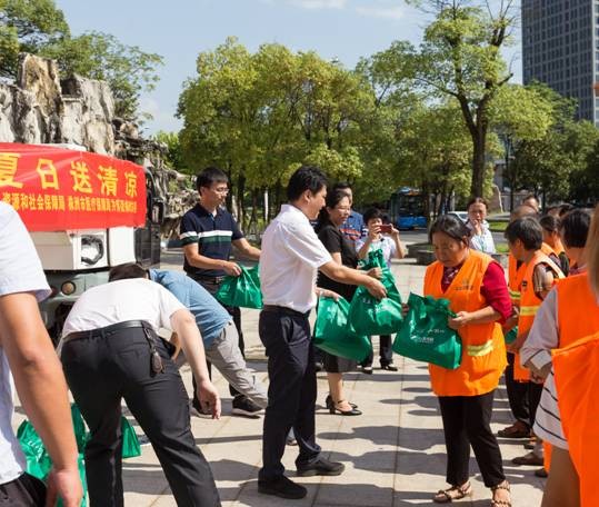 市人社局、市医保局、团市委联合开展“夏日送清凉”活动
