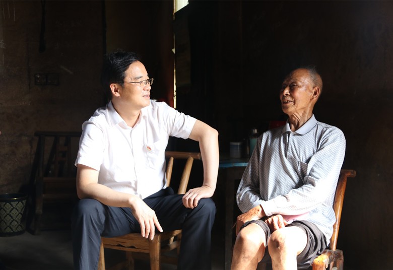 王利波走访慰问困难党员和老党员