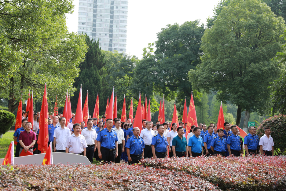 党旗飘在街巷 支部联点驿站