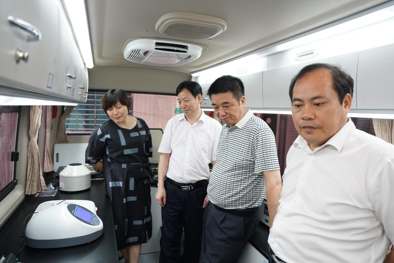 县政协主席吴爱清一行视察食品药品监管工作