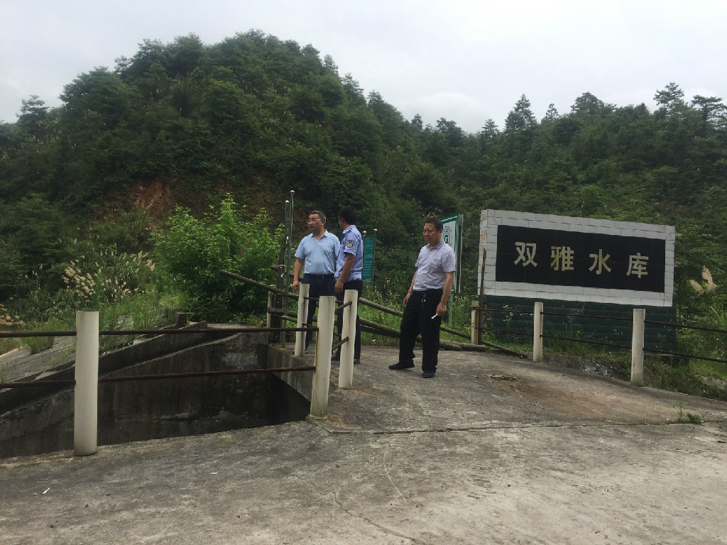 心系群众 责任在肩 ---交通事务中心积极排查结对帮扶村洪灾隐患