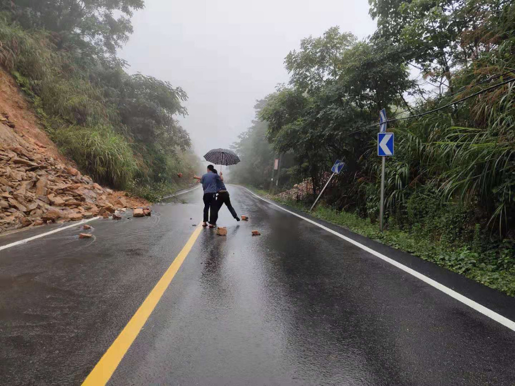 大雨来袭，公路人依然坚守在路上