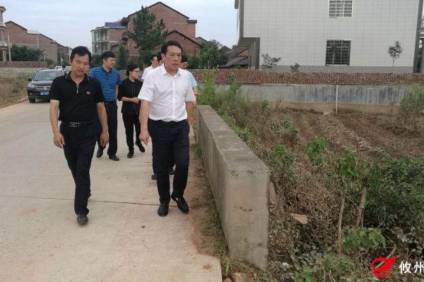 康月林看望慰问受灾群众　指导重灾区抗灾和重建工作