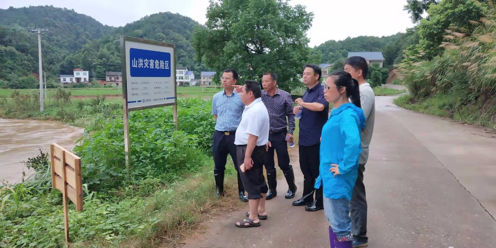 县领导来宁家坪镇指导防汛救灾工作