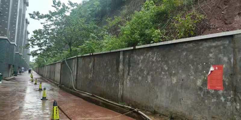 县住房保障服务中心全员出动 全力做好防汛抗灾工作
