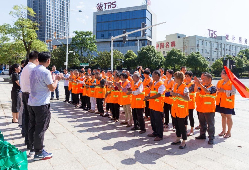 市人社局、市医保局、团市委联合开展“夏日送清凉”活动