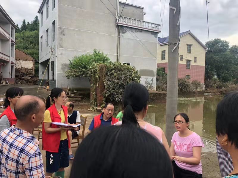 "红马甲"守护在防汛抗灾第一线攸县市场监督管理局志愿服务队开展村民临时转移安置工作