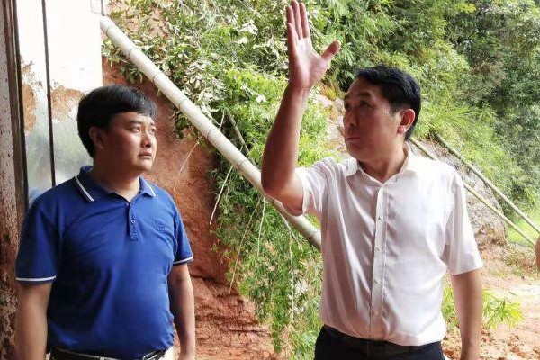 扛牢责任、筑牢防线，以更昂扬的姿态迎战新一轮强降雨——康月林带头深入一线督导防汛抗灾工作
