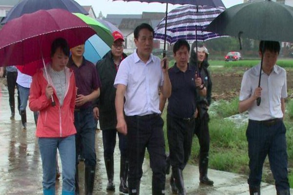 妥善安置群众 全力排除险情——康月林深入受灾地区指导地质灾害隐患排查工作 看望受灾群众