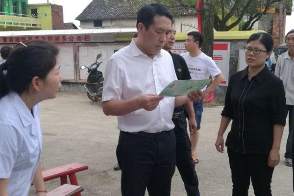 康月林看望慰问受灾群众　指导重灾区抗灾和重建工作