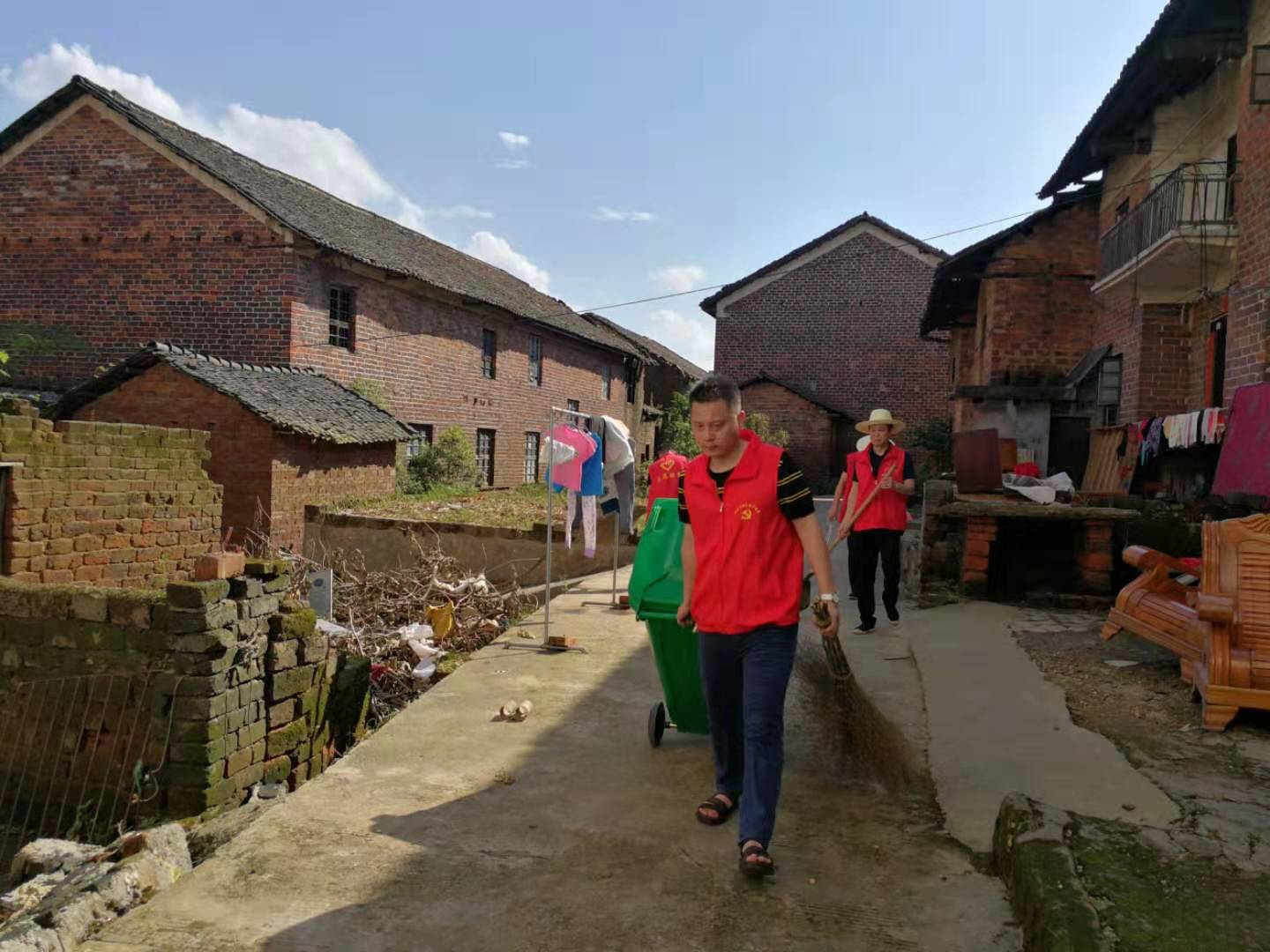 灾后重建，市场监管"红马甲"再次行动
