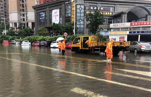 强降雨致天元区多处路段被淹 积水最深达40厘米