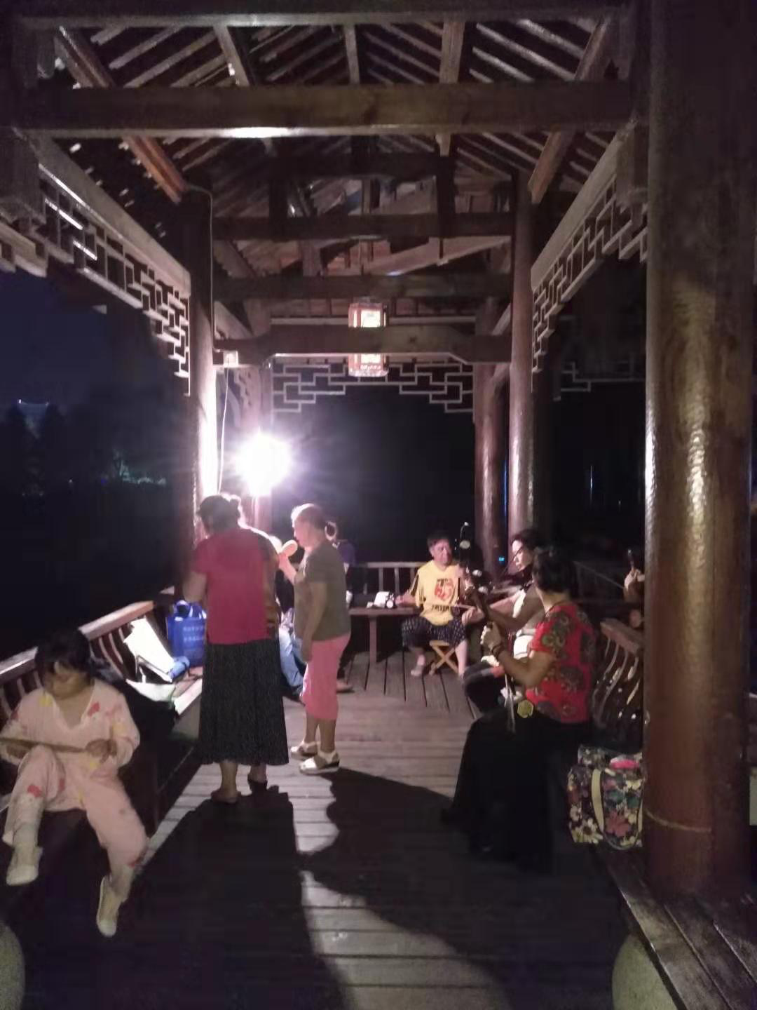 天鹅湖风雨亭增加接电电源
