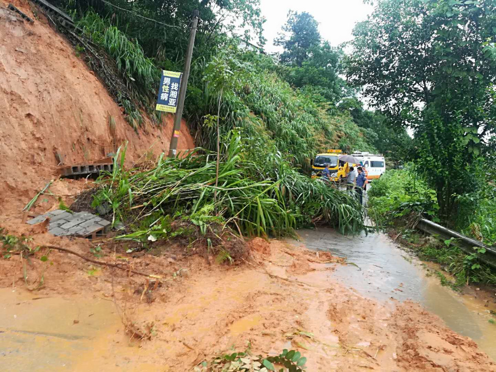 抗洪救灾  公路人在行动