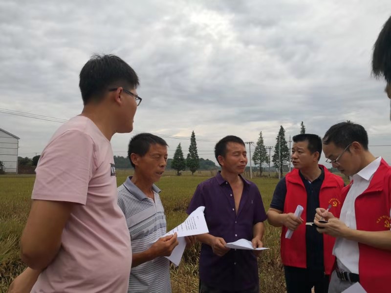 "红马甲"守护在防汛抗灾第一线攸县市场监督管理局志愿服务队开展村民临时转移安置工作