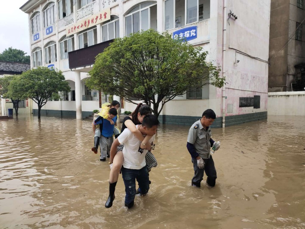 大雨来袭，教育系统积极开展防汛救灾工作