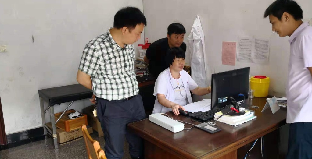 唐军全督导乡镇卫生院灾后卫生防疫工作