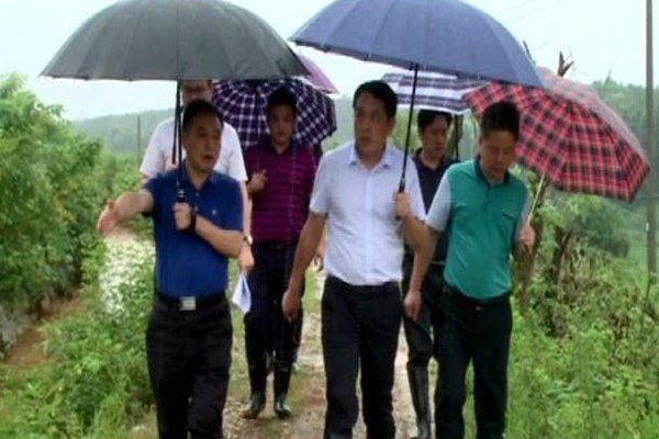 妥善安置群众 全力排除险情——康月林深入受灾地区指导地质灾害隐患排查工作 看望受灾群众