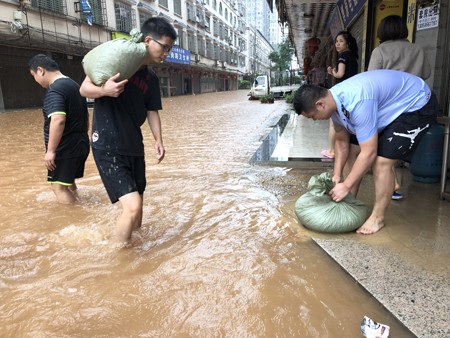 坚守职责战风雨，众志成城保家园——攸县税务铁军奋战抗洪救灾一线