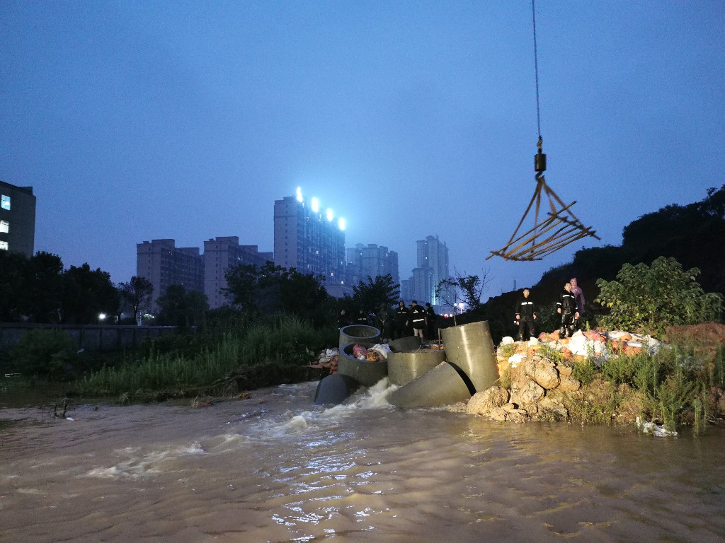 抗洪抢险前线的那一抹城管蓝