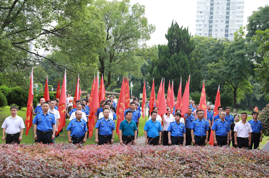 党旗飘在街巷 支部联点驿站