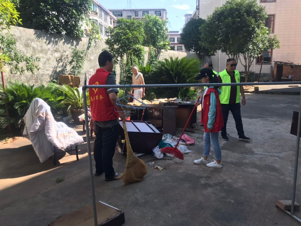 县金融办开展“灾后清洁,保卫健康” 志愿服务活动