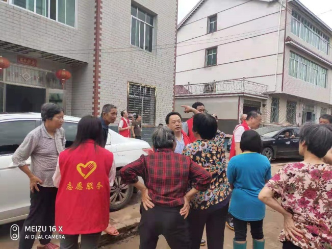 "红马甲"守护在防汛抗灾第一线攸县市场监督管理局志愿服务队开展村民临时转移安置工作