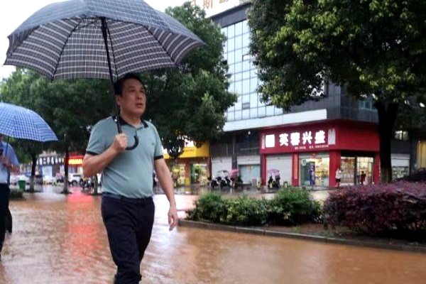 康月林：坚决打赢抗洪救灾这场硬仗