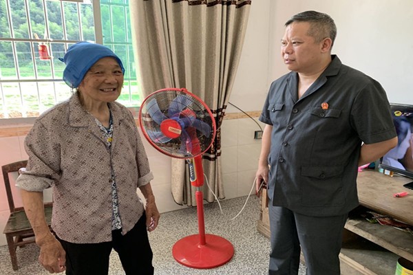攸县法院开展下乡授党课及走访慰问活动