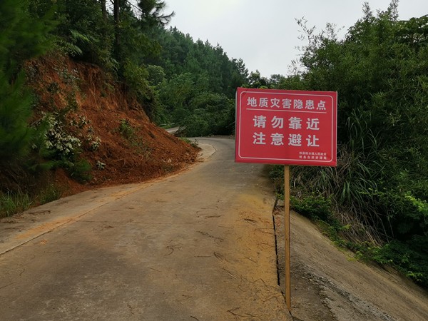 攸县林业局走访慰问小集受灾群众,指导灾后重建