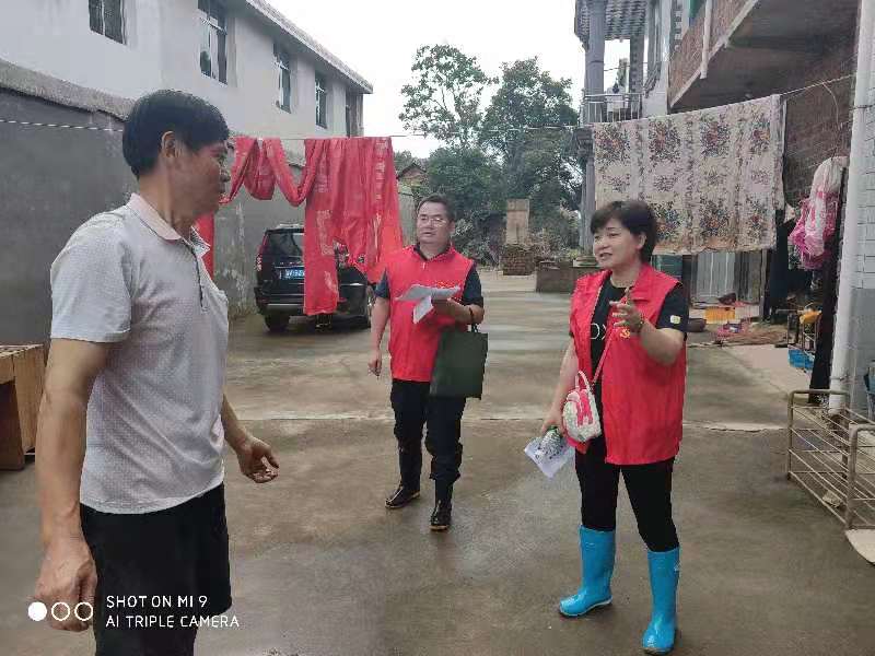 "红马甲"守护在防汛抗灾第一线攸县市场监督管理局志愿服务队开展村民临时转移安置工作