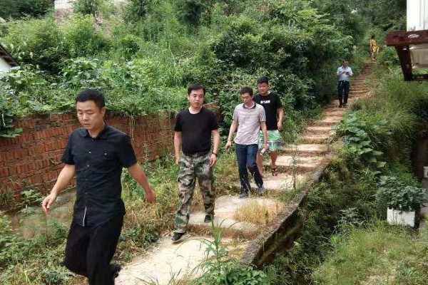 攸县对地质灾害隐患点进行检查