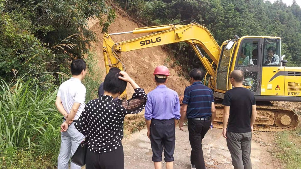 县委编办主任带队奔赴受灾现场 指导灾后重建工作