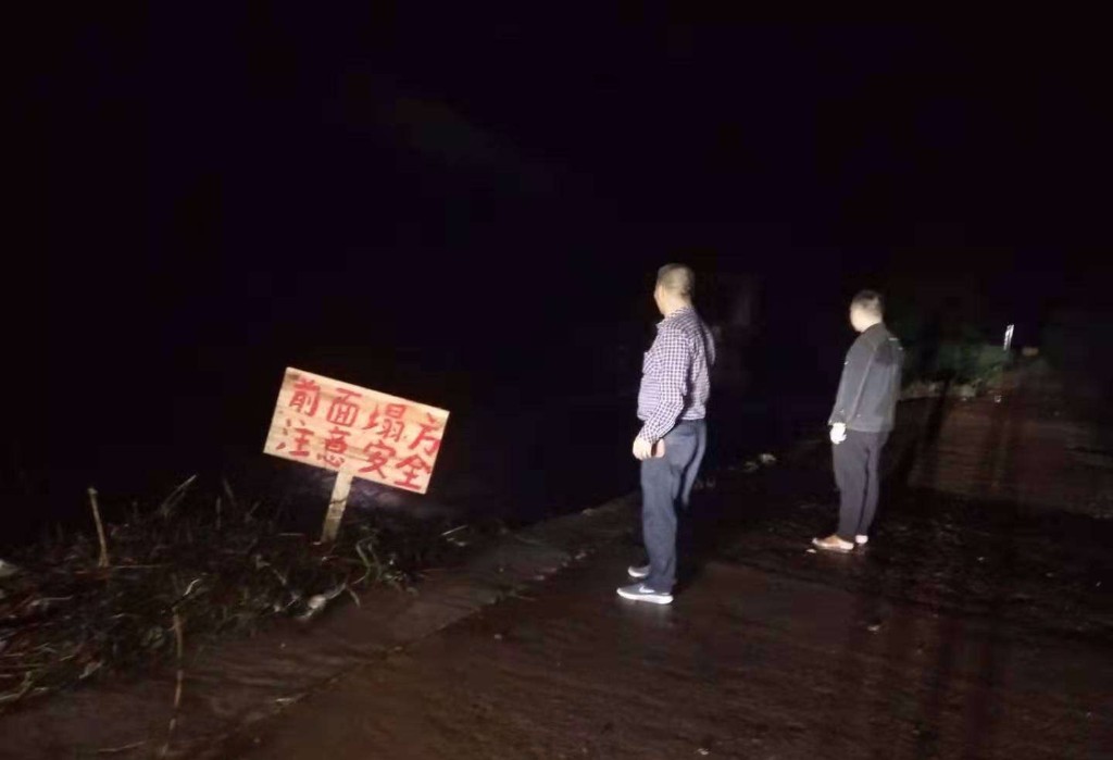 【党旗飘扬在攸县抗洪一线】宁家坪镇：暴雨无情 抗洪救灾 我与群众一条心