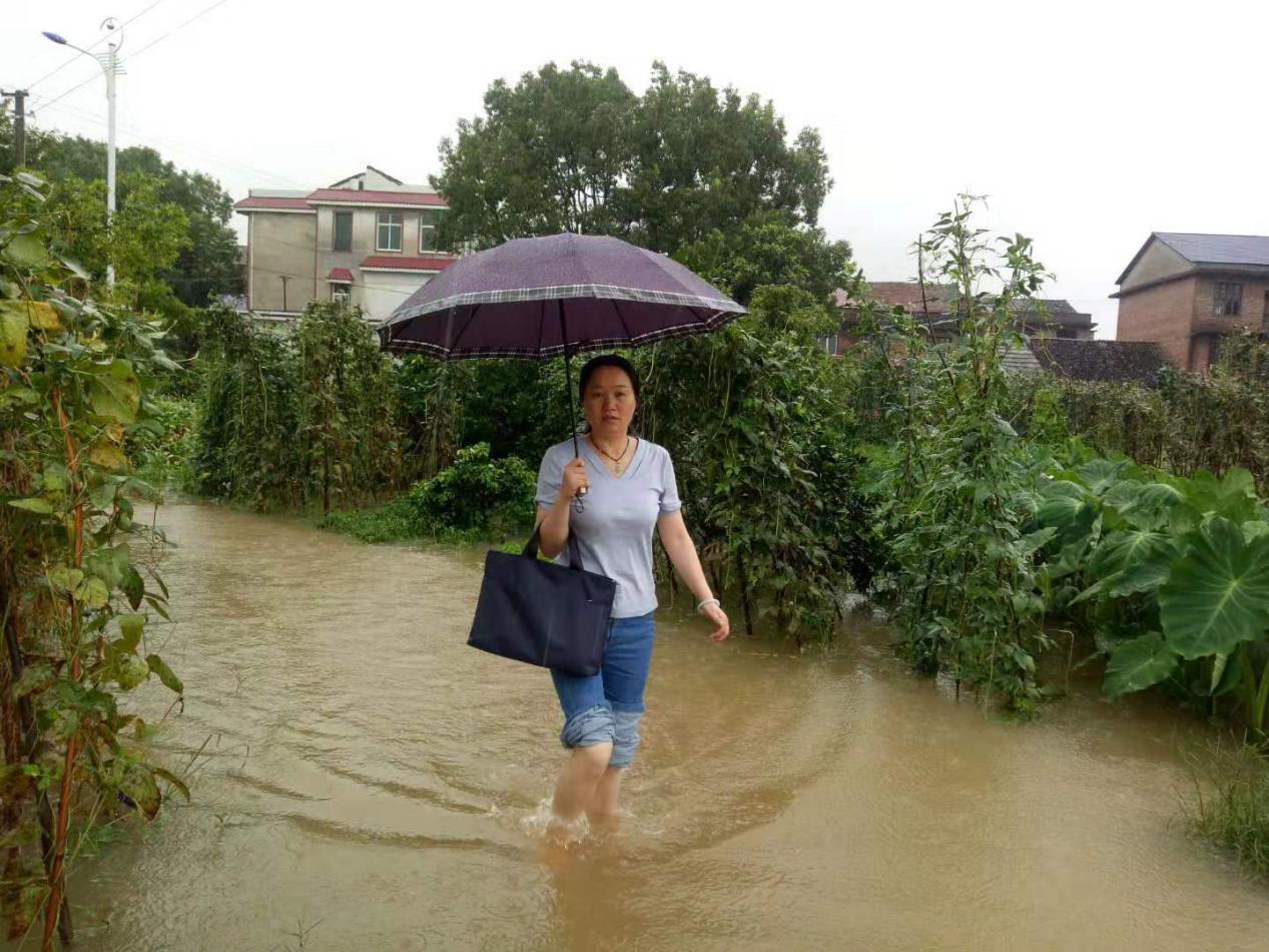 防汛抗洪 刻不容缓:刘艳舞深入谭桥街道马址陂村指导抗洪救灾工作